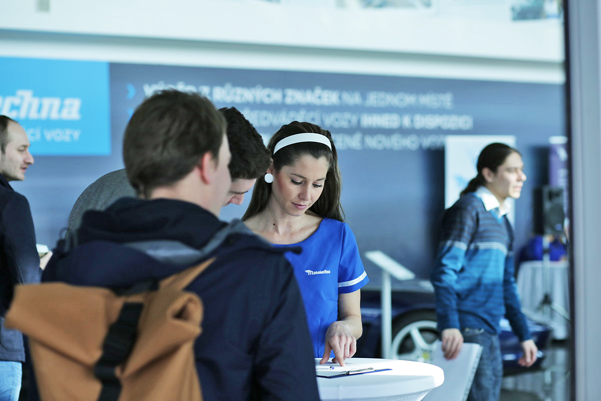 Hosteska na tiskovou konferenci pto Mototechnu
